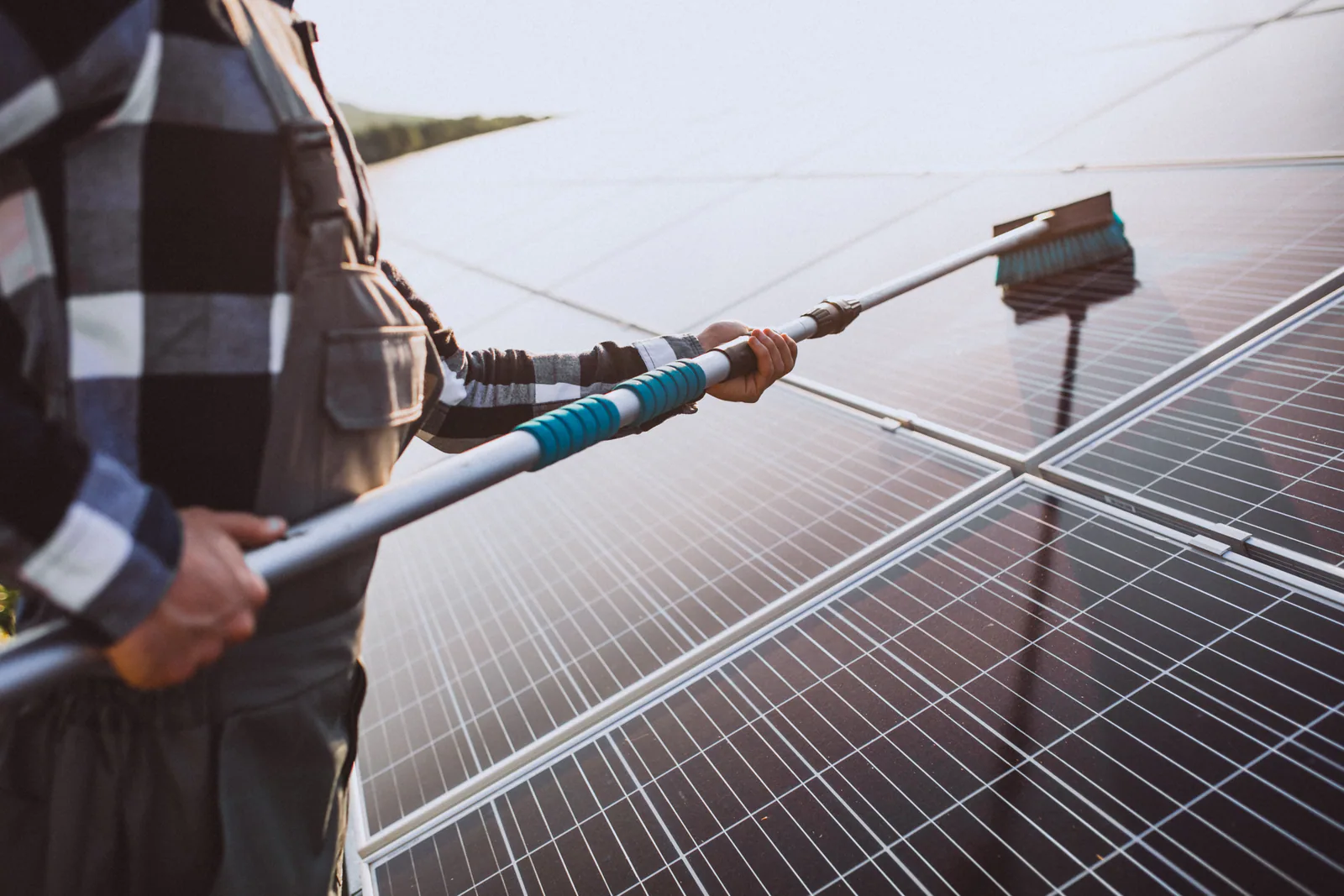 How to Clean Solar Panels on Roof: Complete Homeowner Guide
